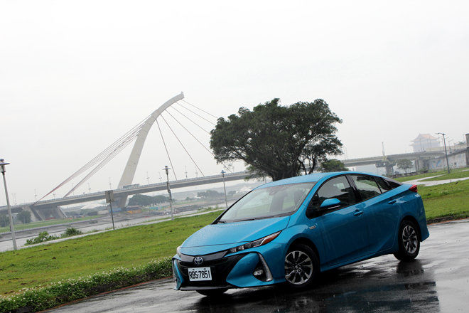 極具個性的綠能油電新勢力！Toyota Prius PHV試駕報告