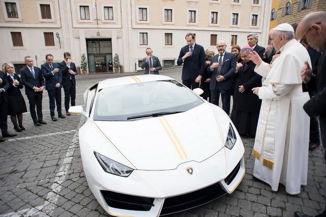 信眾比Seafood還多的教皇獲贈Lamborghini 決定拍賣這隻聖牛做慈善