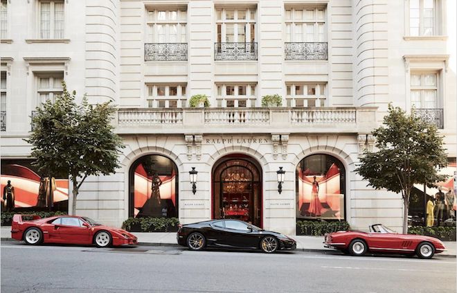 全世界只生產十輛的Ferrari 275 GTB/4 NART Spider就這麼停在紐約的街道上！