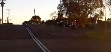澳洲一名車速過快的騎士在摔車後差點被汽車攔腰撞上