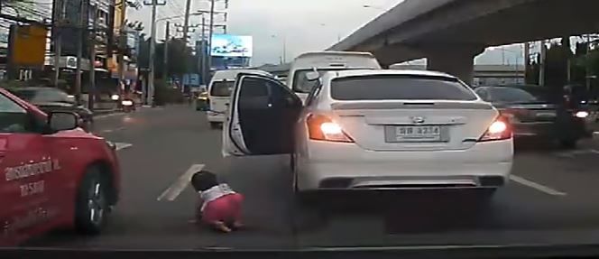 泰國曼谷一名跌落車外的女孩差點被車輪壓過