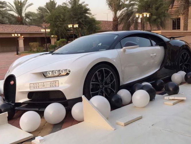 bugatti-chiron-gets-middle-eastern-unboxing-looks-like-a-panda_3