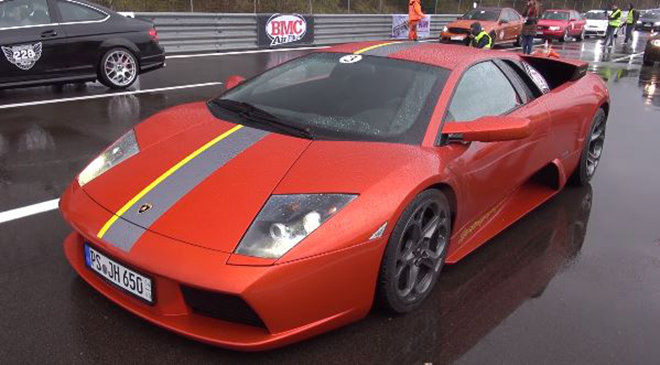 Lamborghini Murcielago罕見地在大雨之中進行直線加速賽