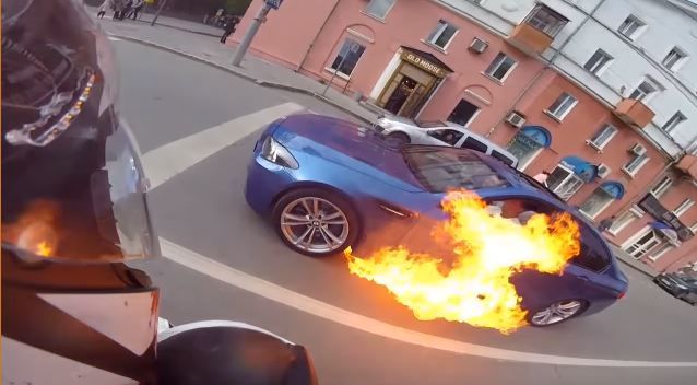 停等紅燈的BMW M5突然起火燃燒
