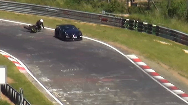 Porsche Cayman GT4在紐柏林過彎不注意撞上摩托車