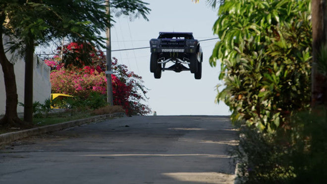 850馬力的怪物越野車在哈瓦那街頭逞兇鬥狠！