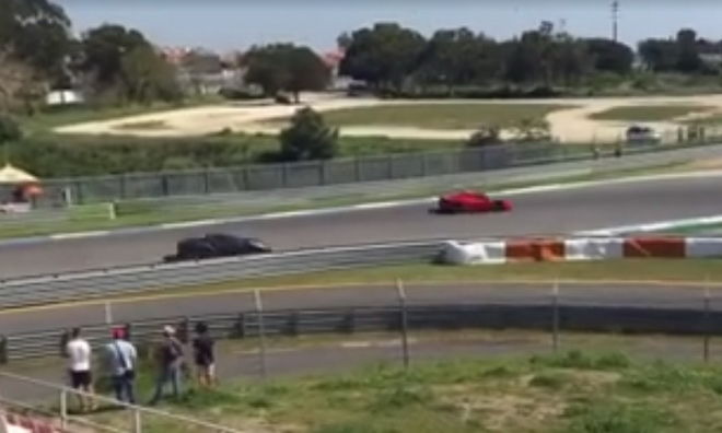 煞車失靈　Ferrari 488 GTB高速撞向輪胎牆 駕駛僅受輕傷