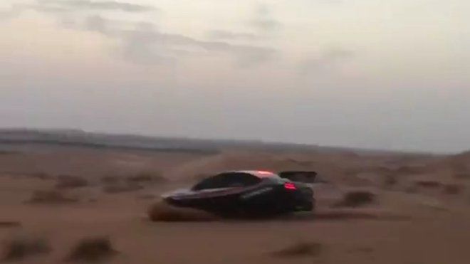 誰說後驅車只能在柏油路上甩尾，看這輛車在沙地上也玩得不亦樂乎！