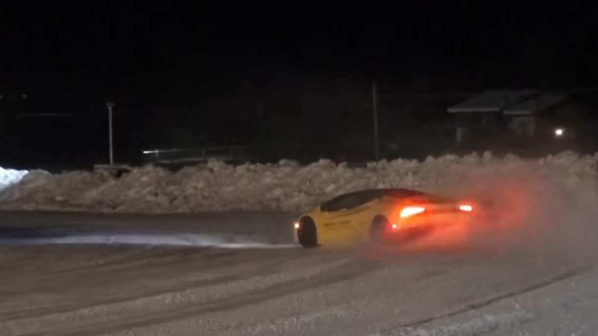 看Lamborghini在雪地上展現華麗舞姿！