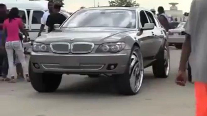 看到這部BMW，我不敢說我的鋁圈是加大尺寸的...