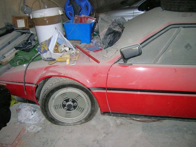 瞎毀！？有人在穀倉裡挖到一部BMW M1，它已躲藏34年之久