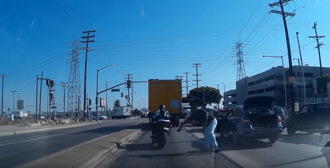 [影片]重機騎士找碴　卻先上車烙跑