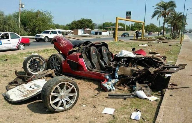 高速撞毀　Koenigsegg CCX在墨西哥五馬分屍