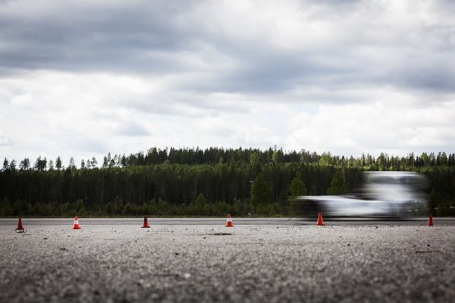 [影片]世界最速「鋼鐵騎士」　Volvo打造「2,400匹」瘋狂卡車