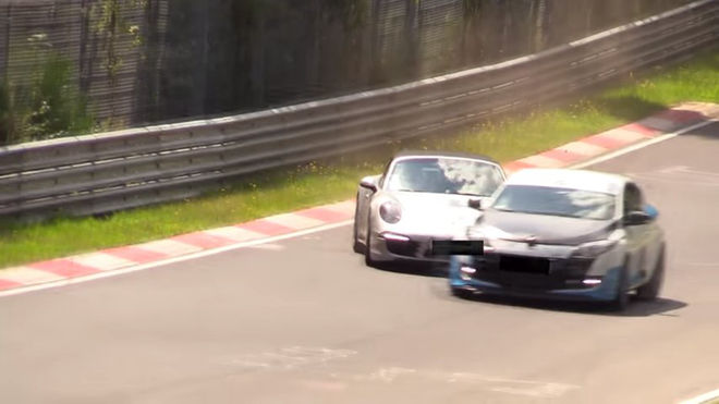 [影片]一輛敞篷Porsche 911為了超車差點釀成大禍