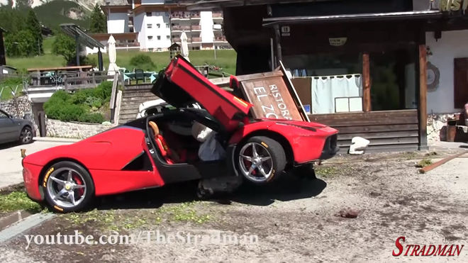 [影片]又一部「馬皇」損落　Ferrari LaFerrari「騎」上路旁餐廳招牌