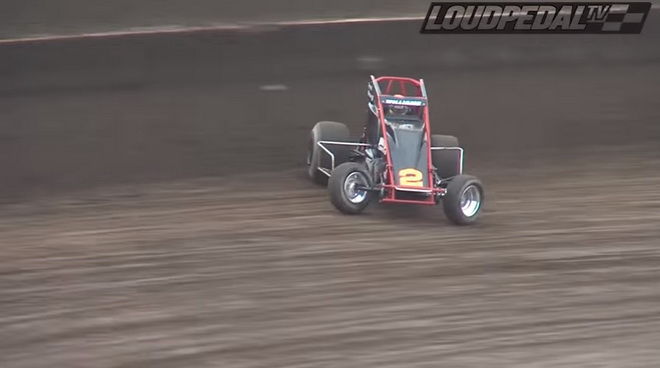 逃離賽場的Sprint Car　翻過22英尺防護網　讓駕駛提早休息！