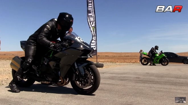 Kawasaki H2 vs Kawasaki Ninja ZX-10R 直線對決