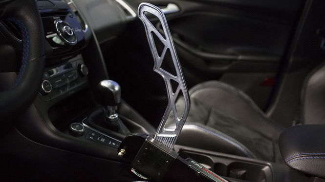 想開著Focus RS像Ken Block一樣帥氣華麗的漂移嗎？　Ford Drift Stick讓你輕鬆辦到