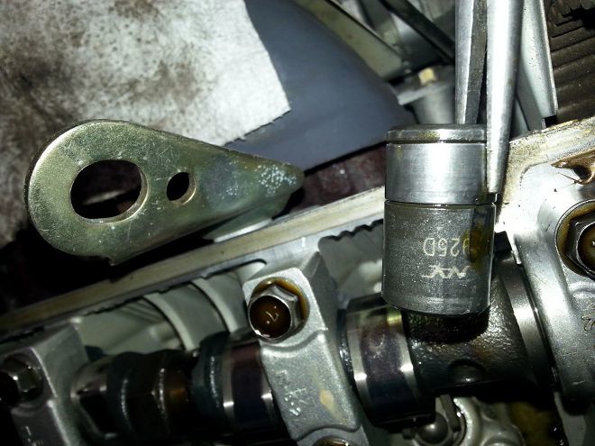 這名Mitsubishi Evolution的車主居然在引擎室裏頭發現一個套筒！