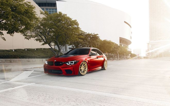 這輛腳踩金色輪圈的紅色BMW M3你覺得如何呢？