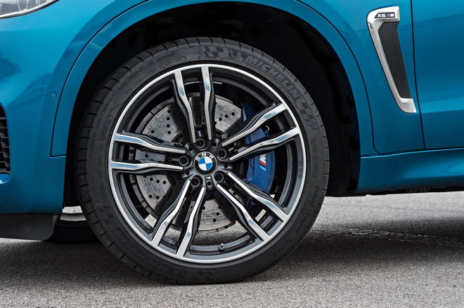 [新聞照片三] 全新BMW X5 M、BMW X6 M升級21吋五幅雙肋式M款輪圈