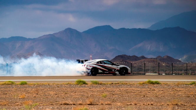 2016-nissan-gt-r-nismo-breaks-the-guinness-world-records-title-for-fastest-drift (3)
