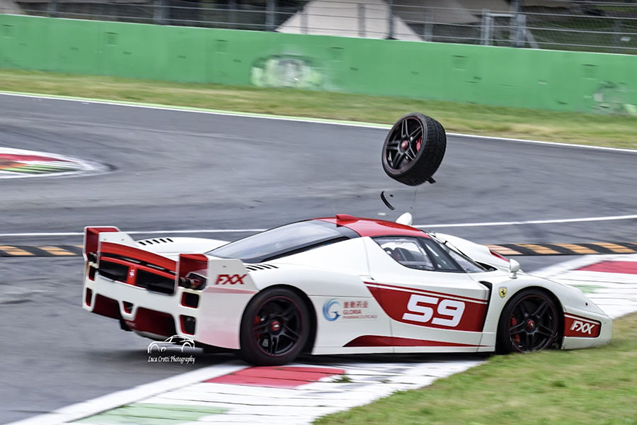輪子飛了！Ferrari FXX Evo在Monza賽道失控半毀