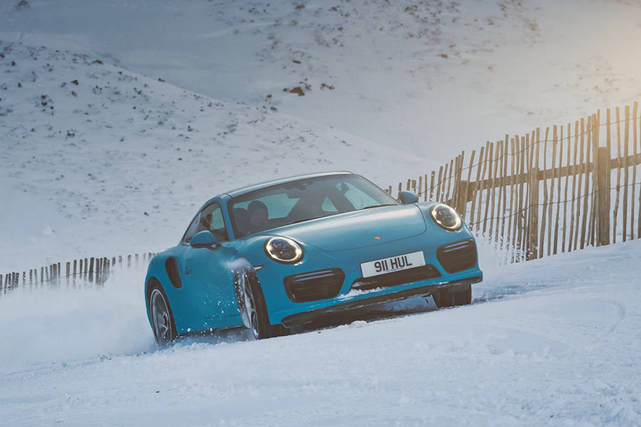 積雪照樣跑！Porsche 911 Turbo S在滑雪道展現自家AWD系統的威力！