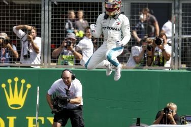 銀箭鬥躍馬！Lewis Hamilton怒火狂飆