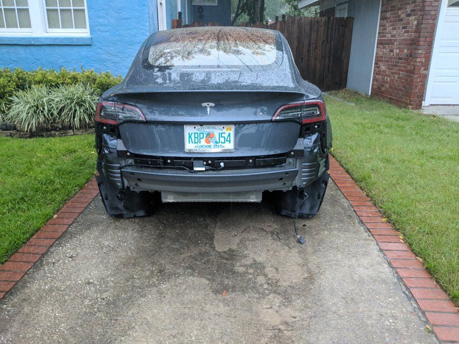 雨天不宜？Tesla Model 3發生兩起後保桿雨天行駛脫落怪事！