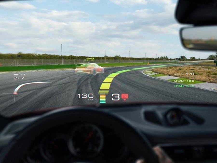 未來開Porsche還能從前擋看到幽靈車跟賽道路線？