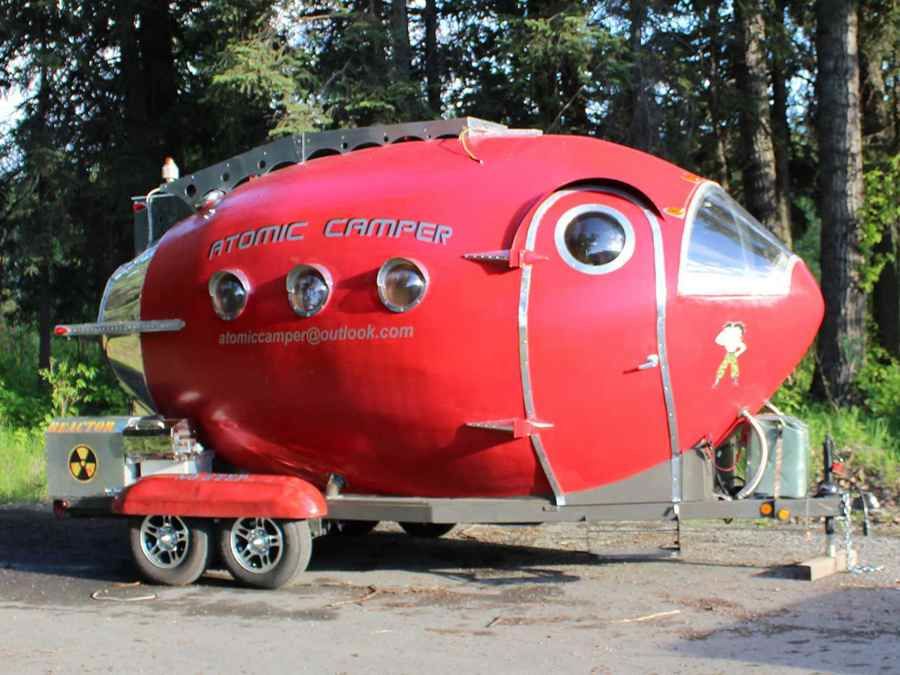 仿若紅色核彈的Atomic Camper絕對是最酷的露營車之一