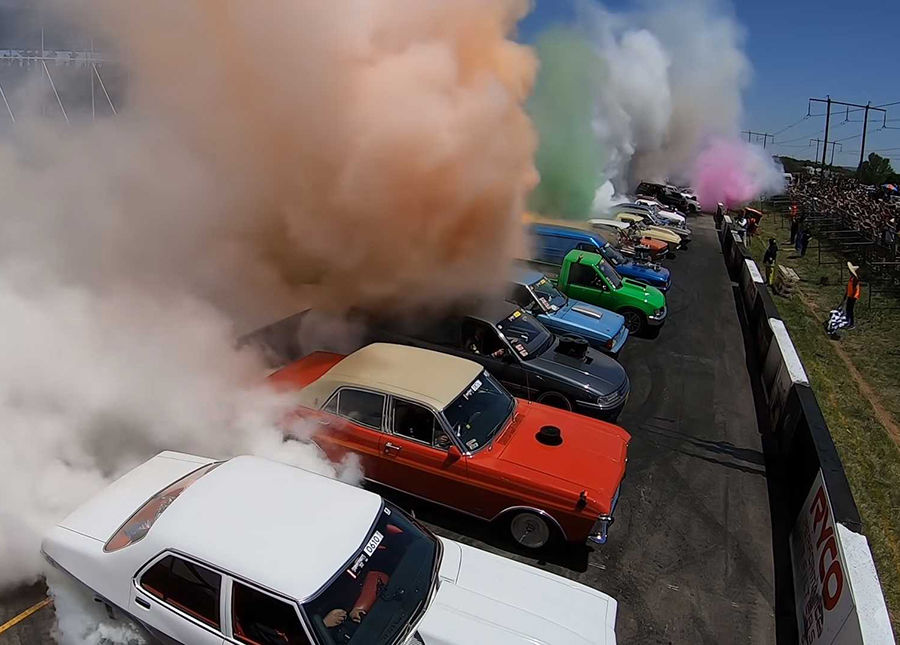 澳洲改裝車盛典，126輛汽車刷新燒胎金氏世界紀錄！（影片）