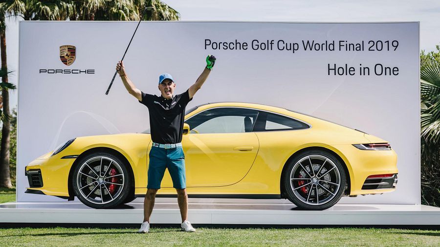高爾夫球手的一桿進洞替他贏得了一輛全新的Porsche Carrera S