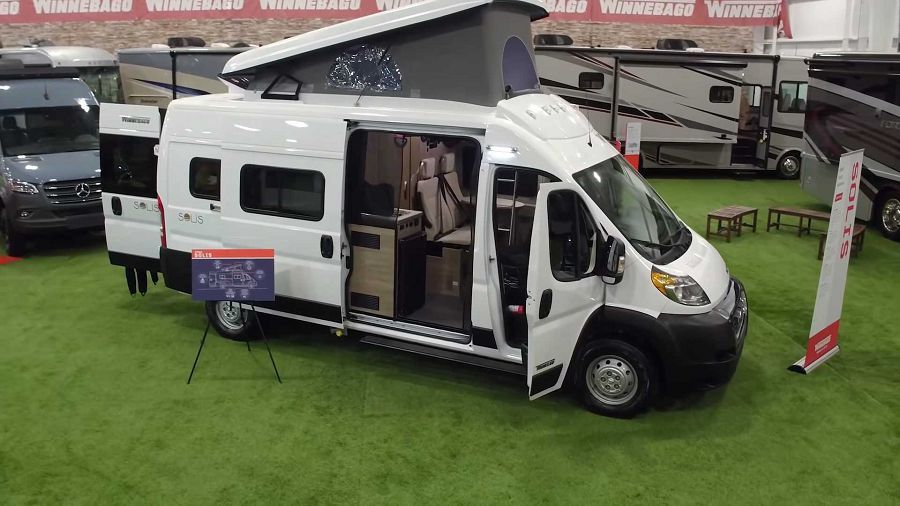Winnebago推出首輛配備上掀式車頂的露營車「Solis」