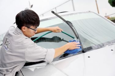 [DIY洗車術連載] 內裝 / 輪圈 / 玻璃 怎麼洗？--玻璃篇