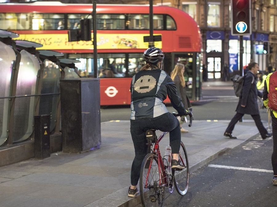 福特開發單車騎士專屬數位顯示安全夾克