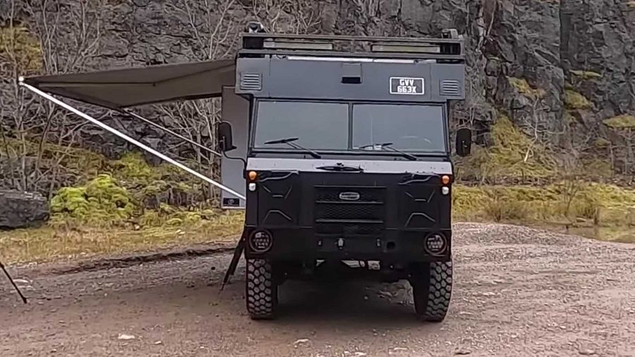 Land Rover 101軍用救護車化身成為超耐用的改造露營車