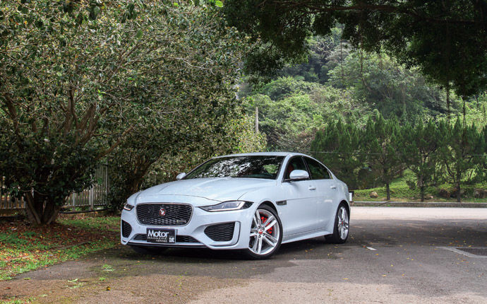 Jaguar    XE P300 R-Dynamic SE