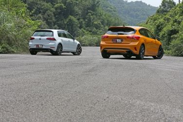 世仇鋼砲〝決殺 〞（下）Ford Focus ST vs. VW Golf GTI Performance