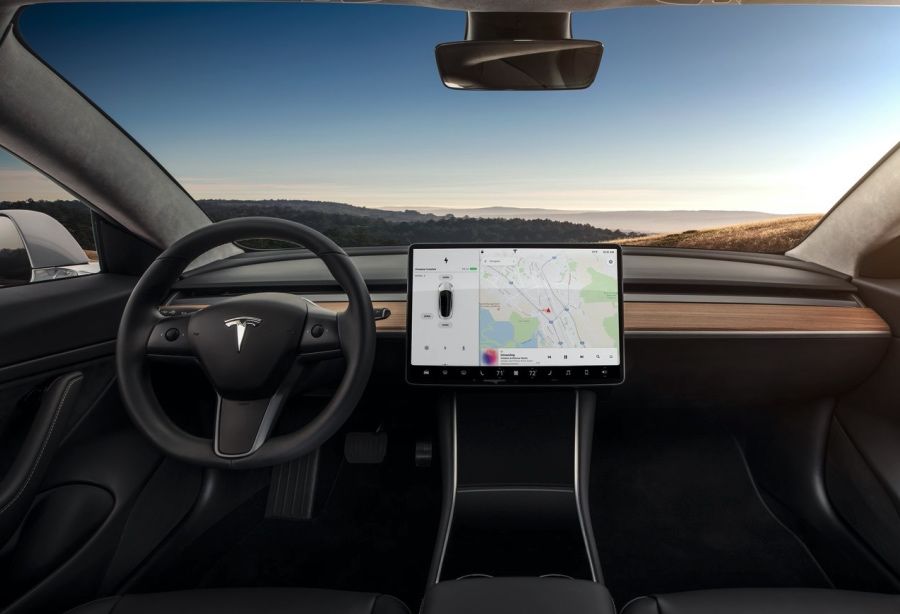 Tesla Model 3駕駛因調整雨刷而被吊銷駕照？這合理嗎？
