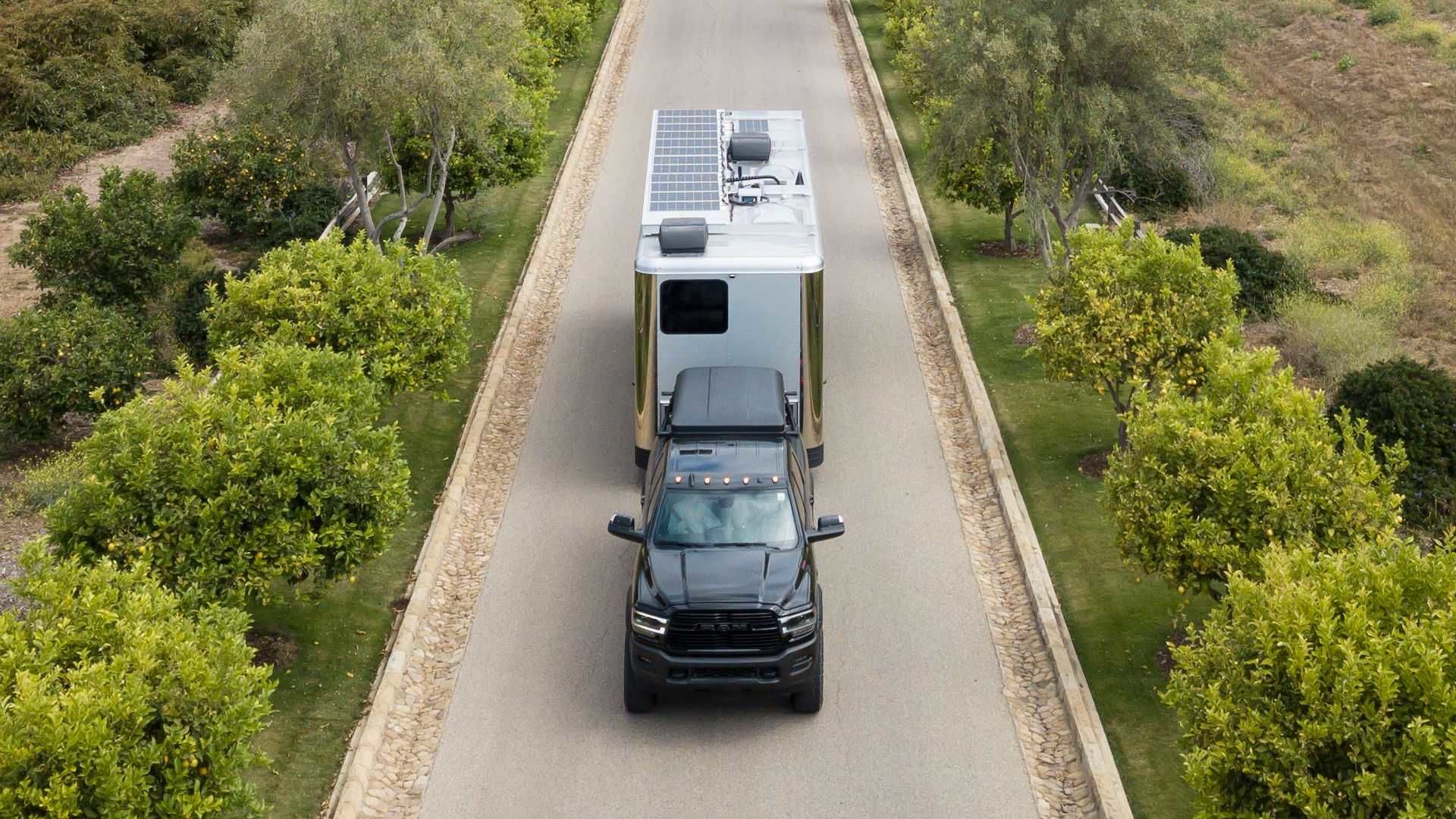 Living Vehicle Pro-EV 露營車屋幾乎相當於是太陽能充電站了