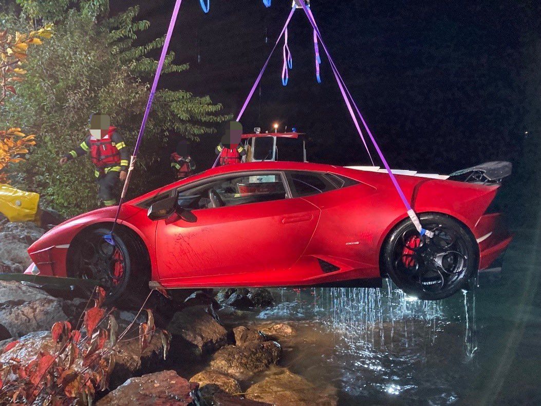 Lamborghini Huracan 倒車不入庫，油門和煞車分不清楚開進湖！