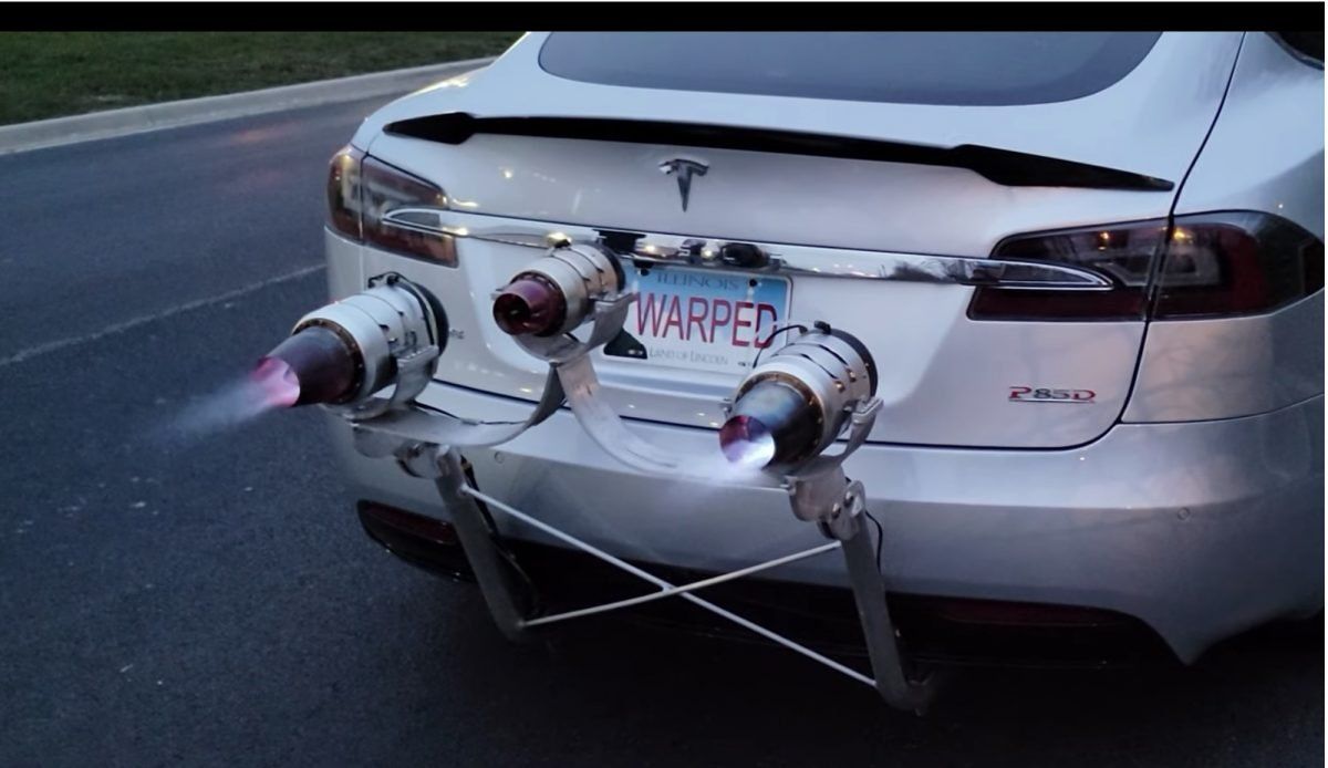 Tesla Model S 改成三引擎噴射機，速度會和噴的一樣嗎？