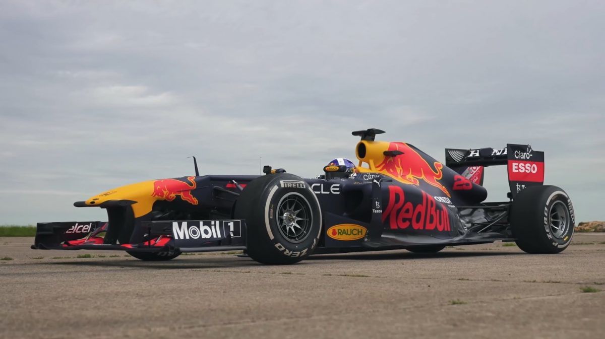 千匹R35 GT-R與Huracan有辦法在直線加速賽中擊敗Red Bull RB7 賽車嗎？？？[影片]