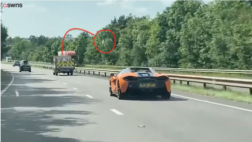 高速公路被保特瓶擊中的McLaren 570S Spider！