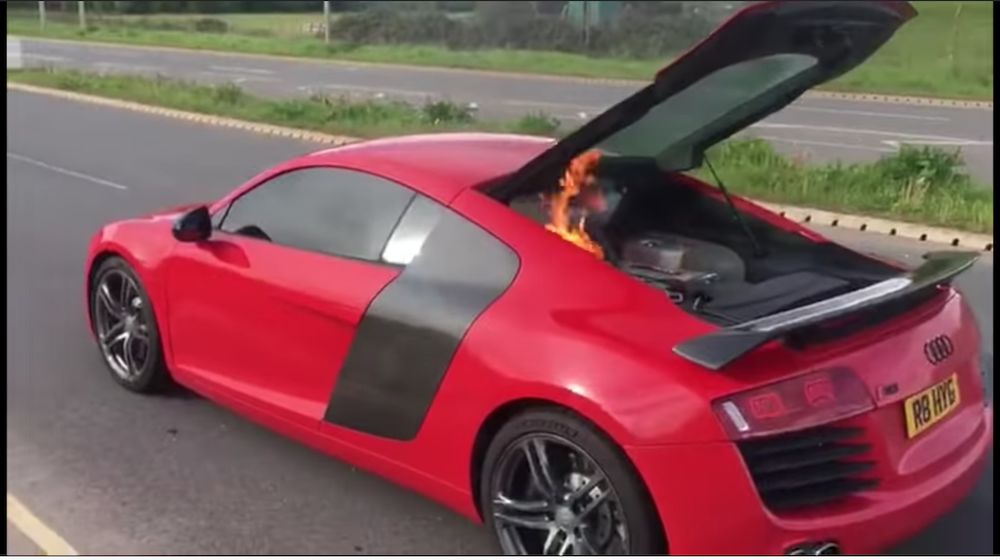 眼睜睜看著自己的Audi R8 著火，燒在你身，痛在我心？