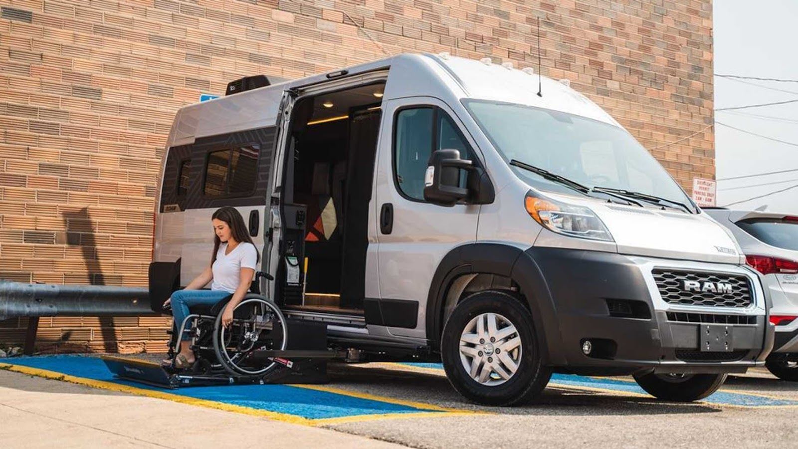 完全替輪椅用戶設計的露營車產品─Winnebago Roam