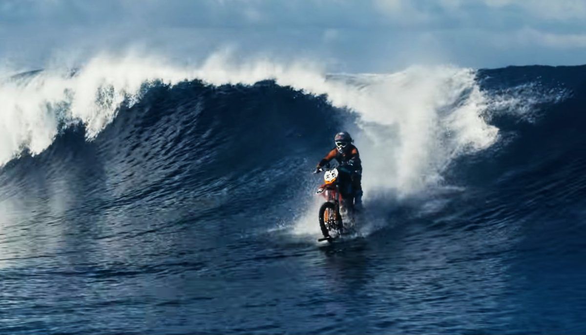 帥哥衝浪都用…..越野摩托車！？